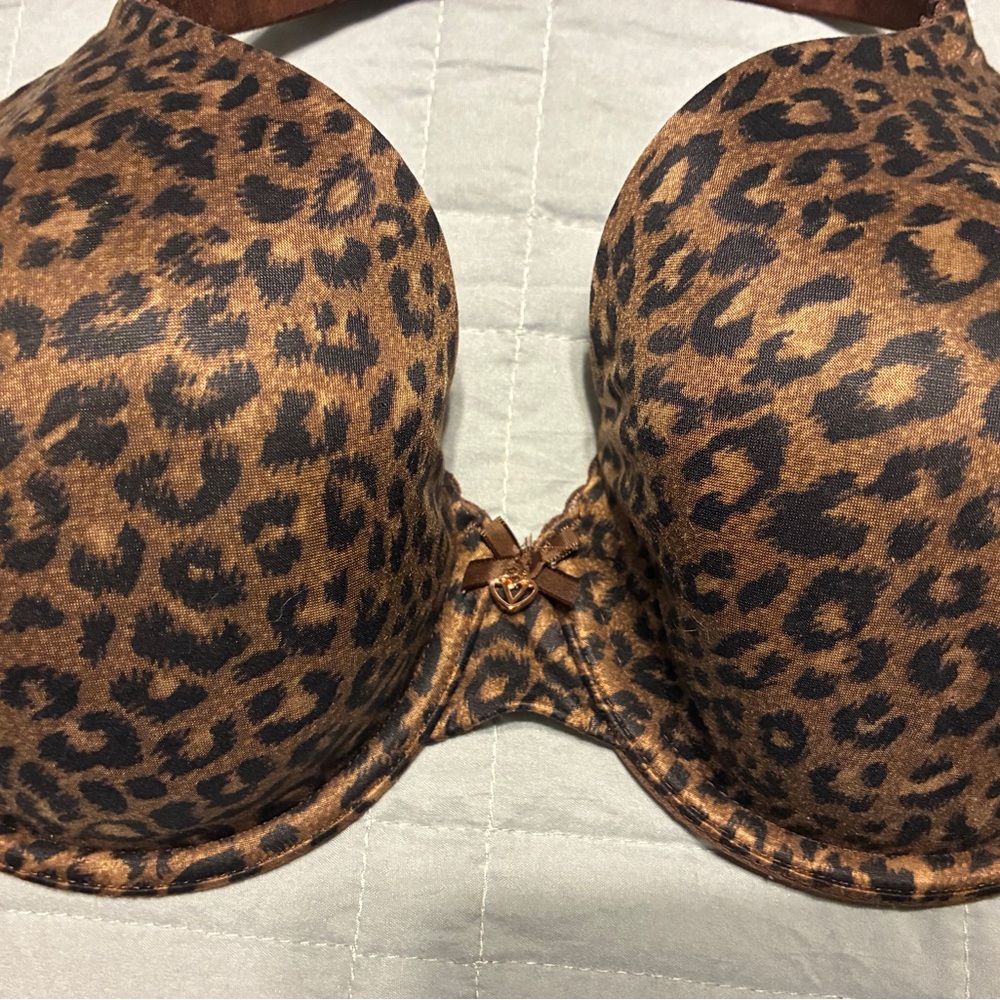Victoria’s Secret Body by Victoria size 36C bra. Like new. Lightly lined.